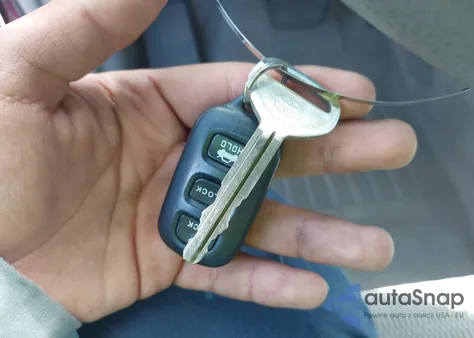 2005 Toyota Camry Le z USA, uszkodzony, nr VIN 4T1BE30KX5U084613